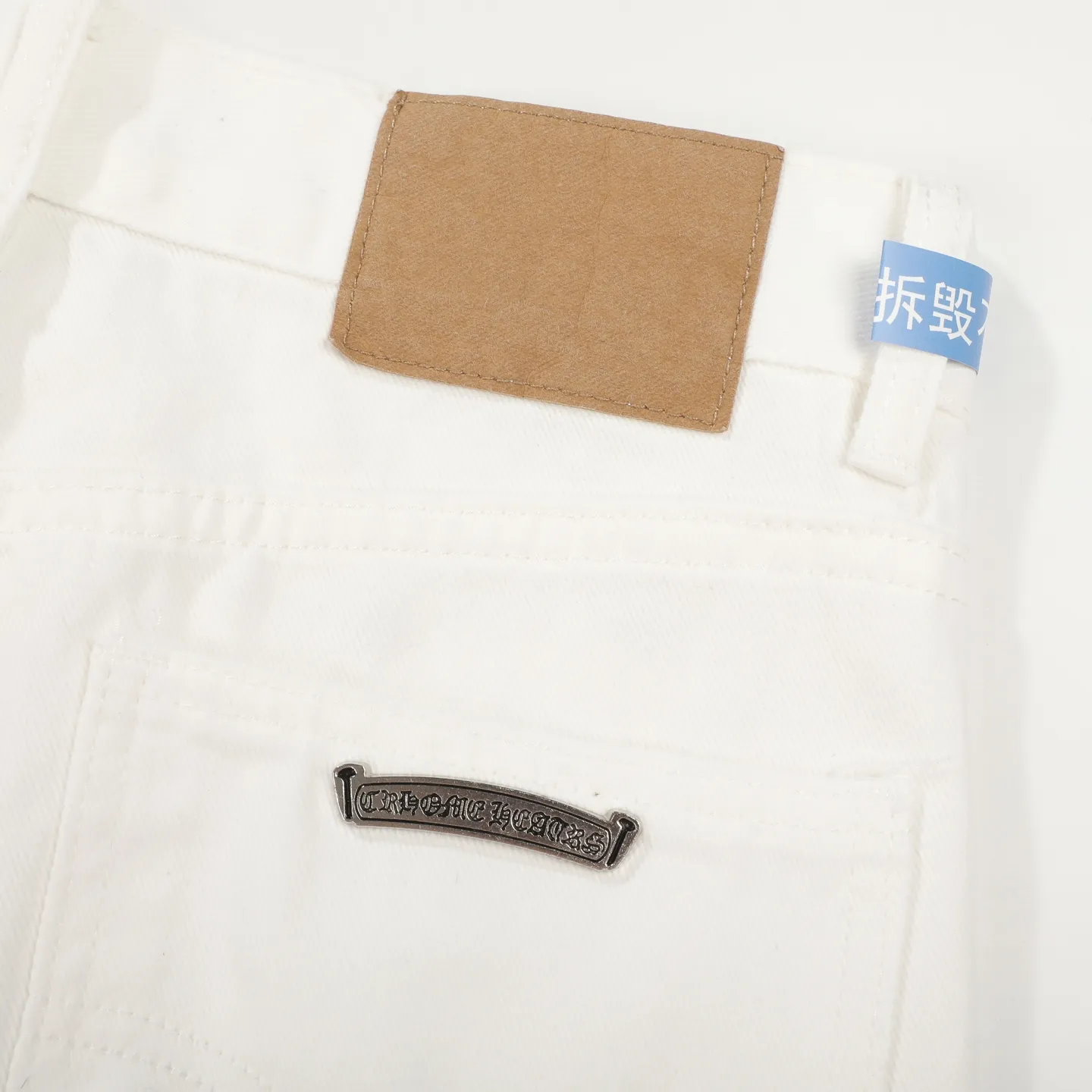 P250 Chrome Hearts 25SS white pants with three-color leopard print blue leather jeans. Chrome Hearts’ pants with the most popular colors are made of beaded canvas fabric. Heavy washing makes the upper body of the fabric more textured and the pants are tall and straight! The three-dimensional cutting of the whole trousers is a masterpiece! The hardware is customized by zp. The beaded canvas fabric is thick and soft after being washed. It has good breathability. Customized small leather label. Unique design. The details are simple and elegant, and the workmanship is exquisite. The whole trousers are neatly routed and the details are in place! It’s so cool that both men and women can easily control the genderless trend! Size: 28/30/32/34 Waist: 73/78/83/88 Sitting: 99/104/109/114 Pants length: 102/104/106/108